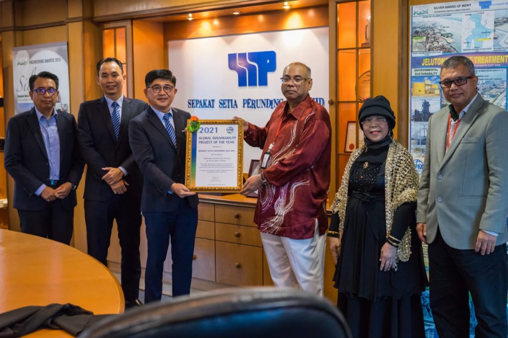 Ir Dr Lim Phaik Leng (Managing Director of SSP) receiving Award from Mr Jamaludin Hussain (President of SUSTNET)