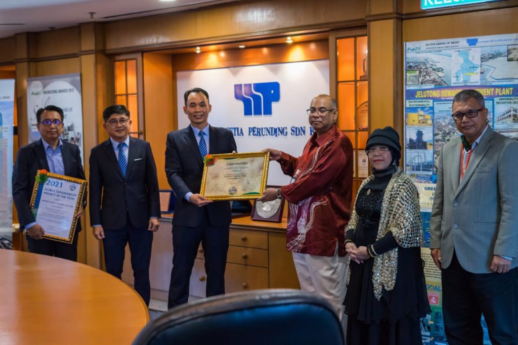 Ir Dr Lee Yun Fook (Executive Director of SSP) receiving Award from Mr Jamaludin Hussain (President of SUSTNET)