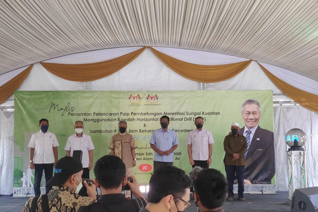 Group photo among the Guest of Honour and other VIPs during the Pipe Launching Event
