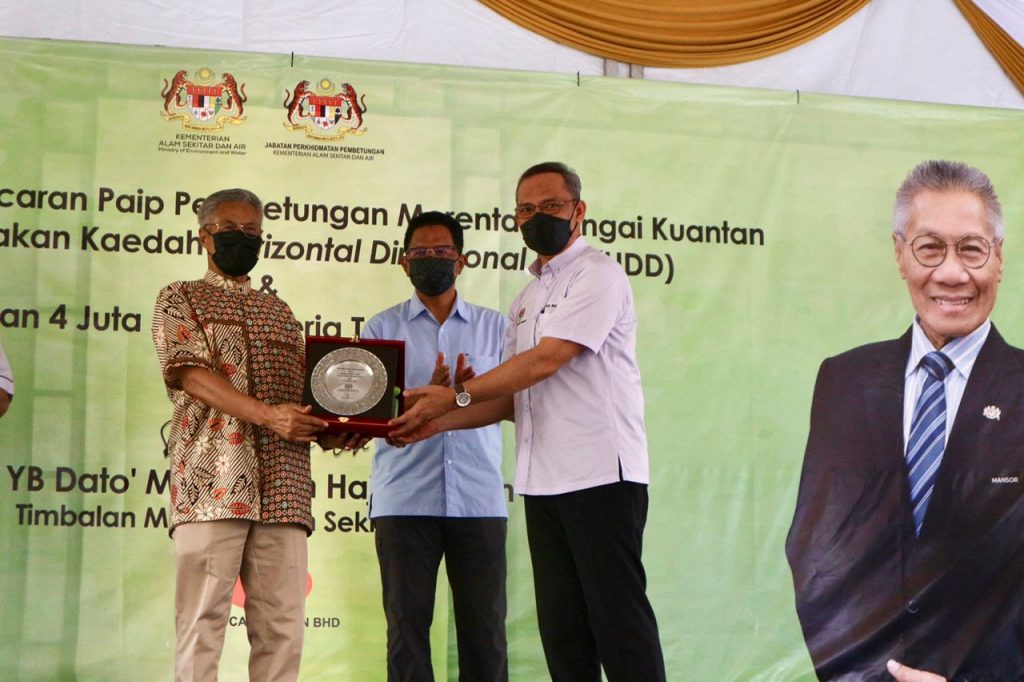 Presenting of momento by Director General of JPP to YB Deputy Minister and witnessed by Secretary General of KASA