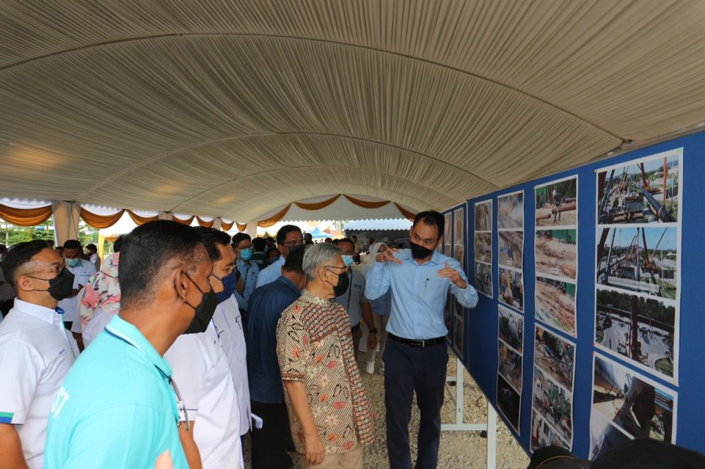 Explanation by Ir Dr Lee Yun Fook (Project Director) to YB Deputy Minister about the  crossing of sewer pipe underneath Sg Kuantan using HDD method